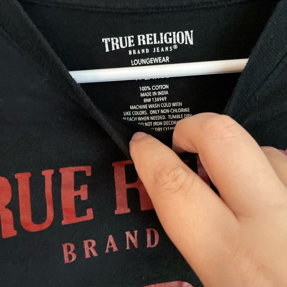 True Religion Black Tee with Red Graphic size L - Picture 4 of 4